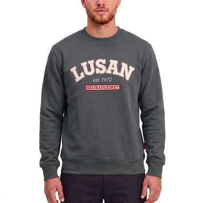 3ESSEN® LUSAN Sweatshirt DARK GRAY mit gestickter LUSAN-Stickerei – Vorderseite